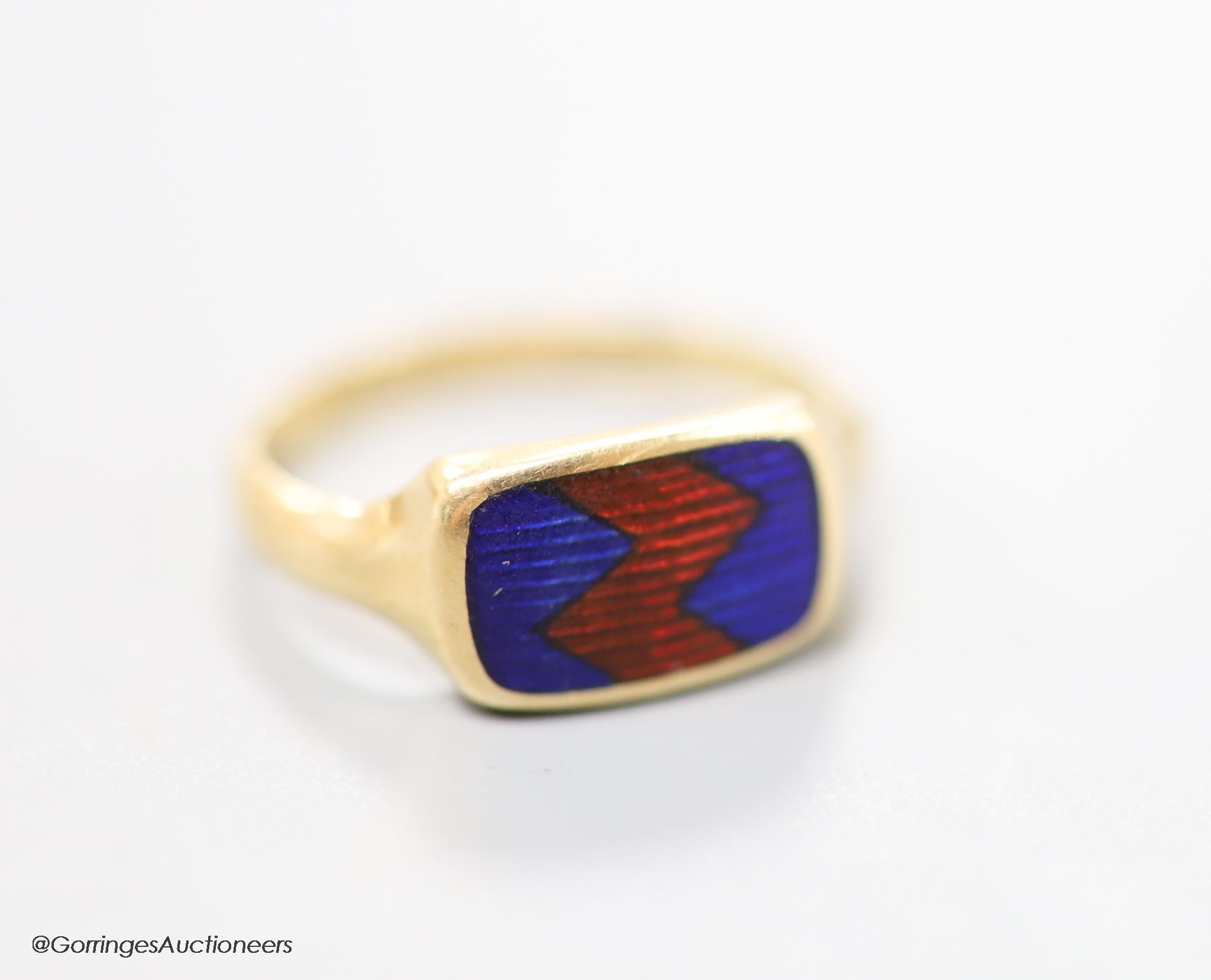 An early 20th century 18ct gold and two colour enamel ring, size K, gross weight 3.9 grams.
